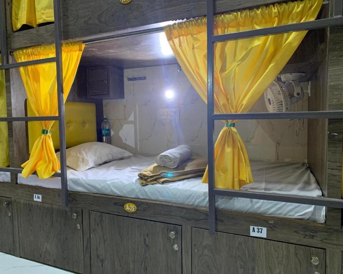 Neenava Dormitory Мумбаї Екстер'єр фото